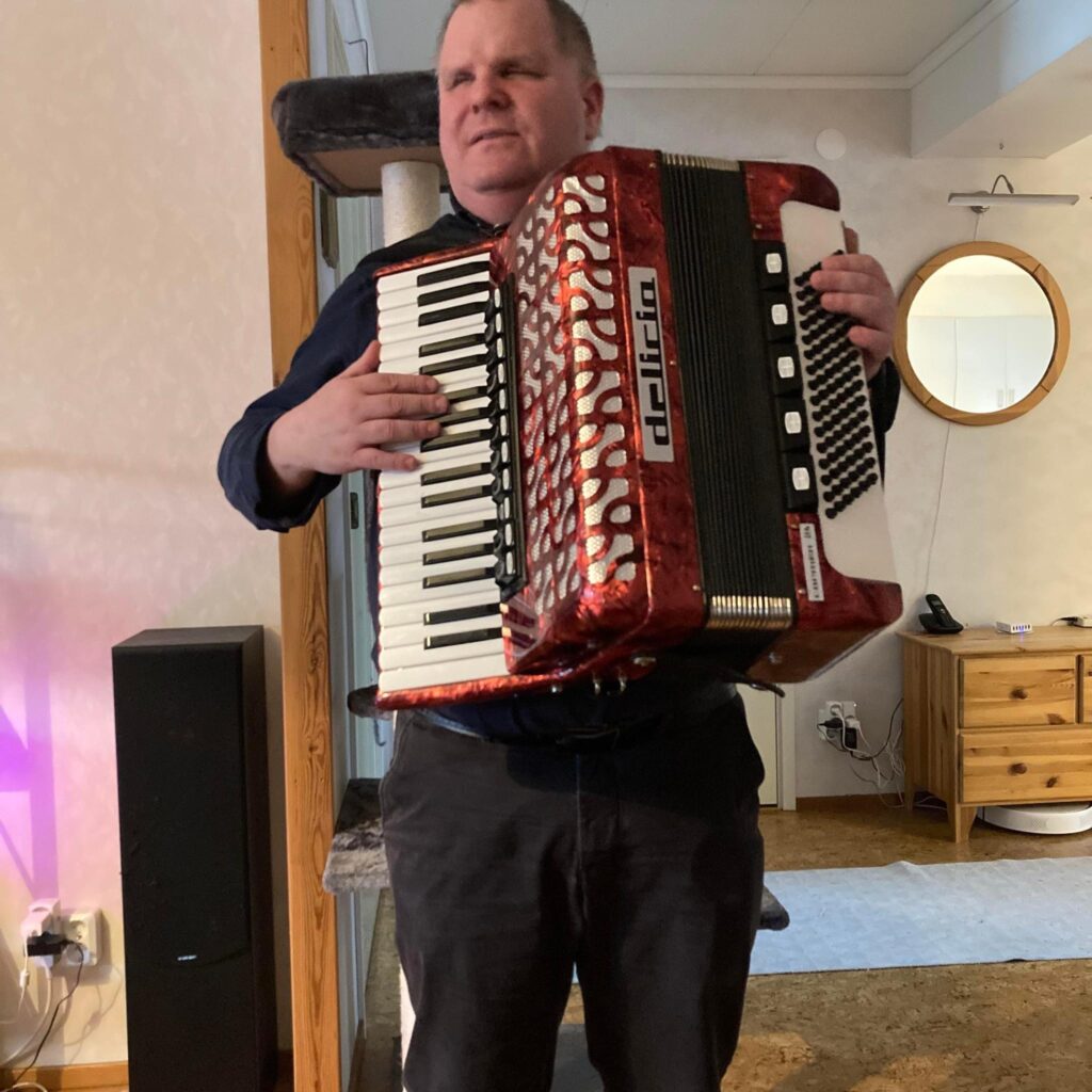 Fredrik i sitt esse med dragspelet